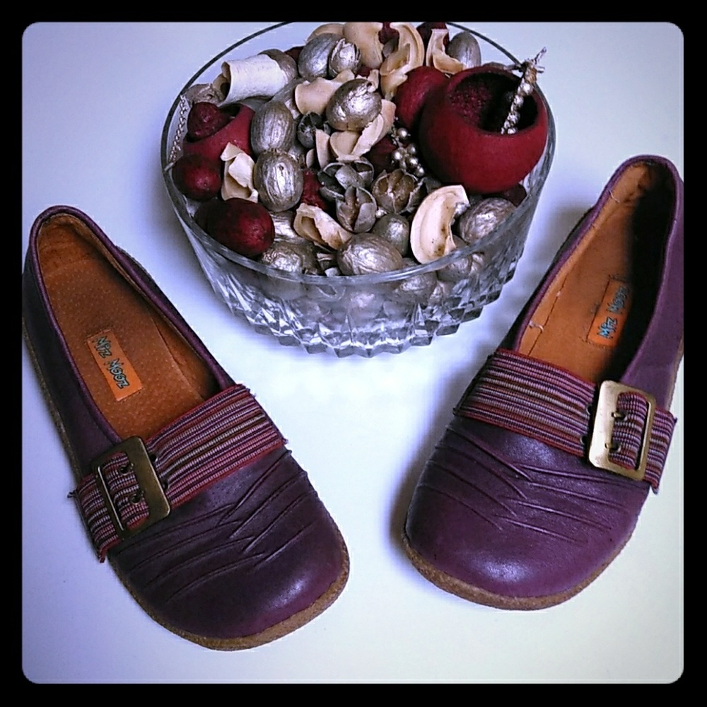 WOMEN'S FLATS